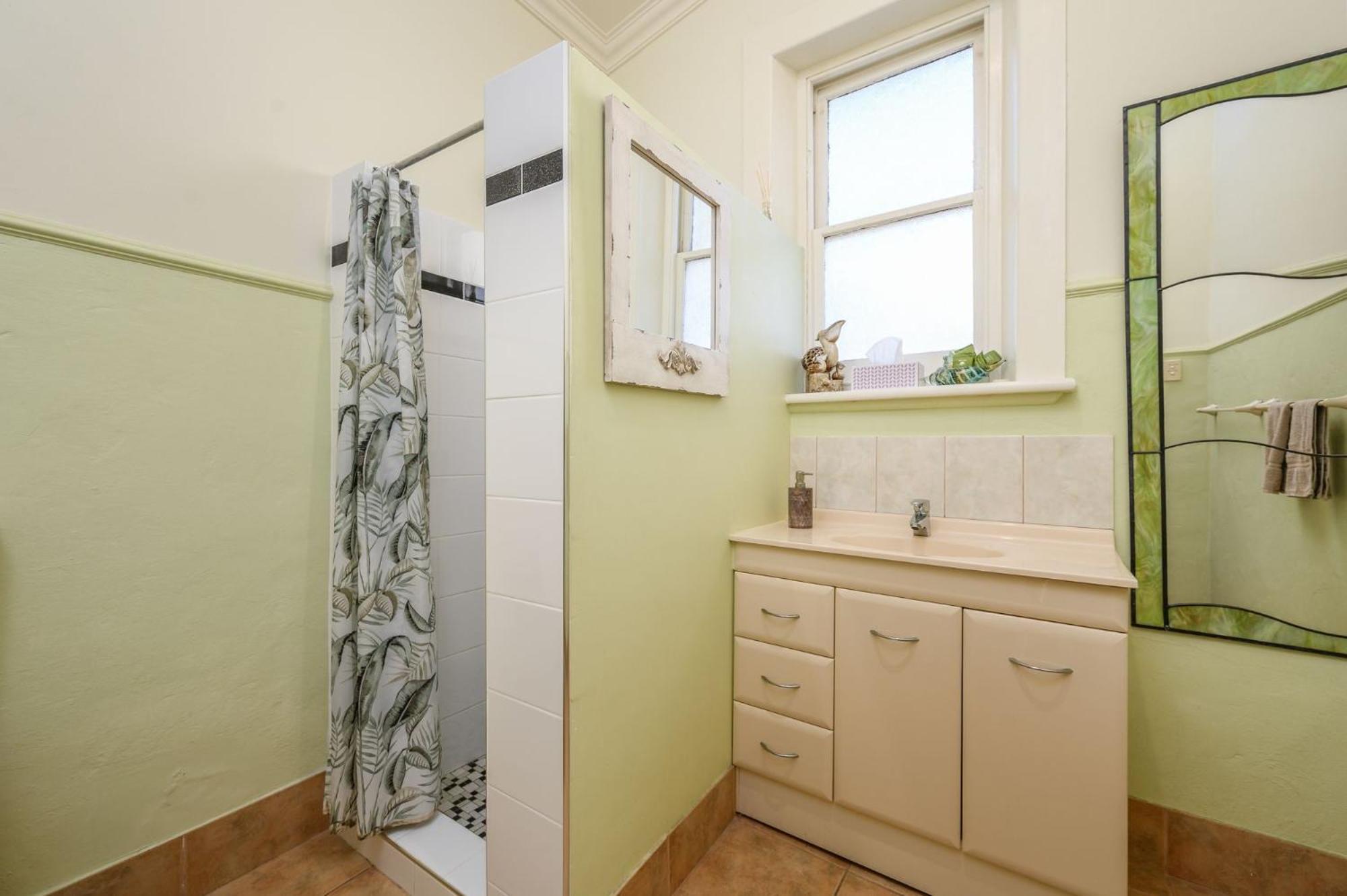 Armadale House - * Kingscote